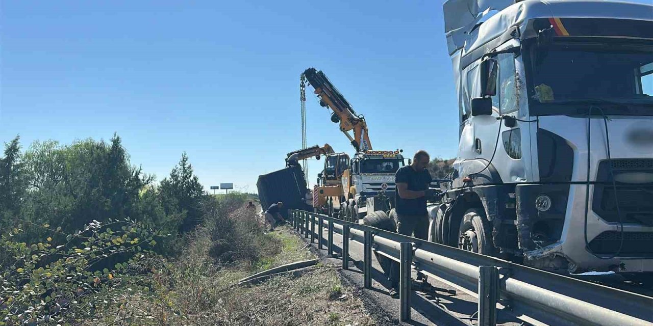Mersin’de Tır Bariyerlere Çarptı, Konteyner Devrildi