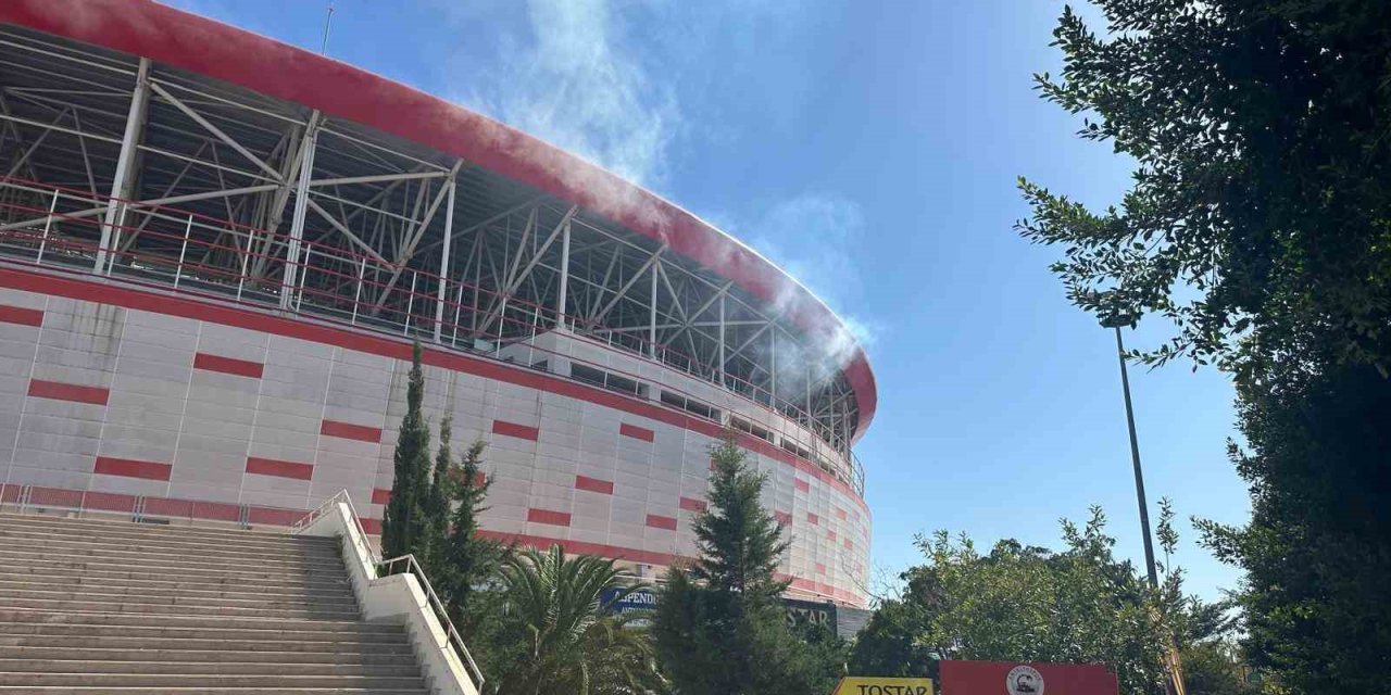 Antalya Stadyumu’nda İşletmenin Bacasından Çıkan Yoğun Duman İtfaiyeyi Alarma Geçirdi