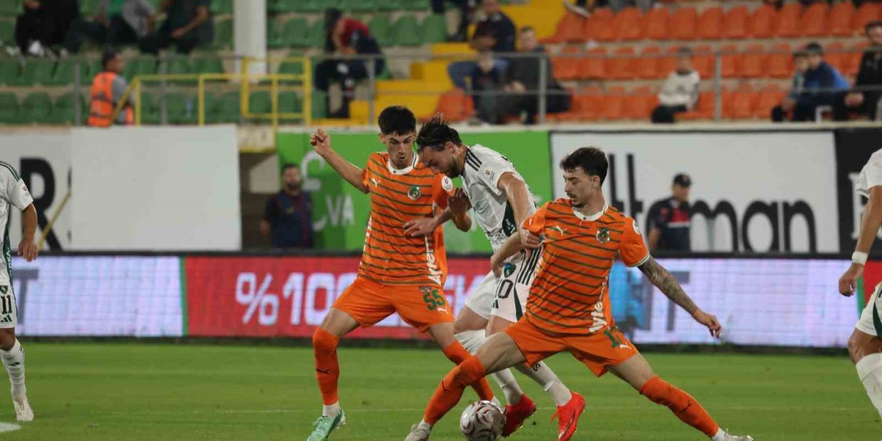 Trendyol Süper Lig: Corendon Alanyaspor: 0 - Kocaelispor: 2 (ilk Yarı)