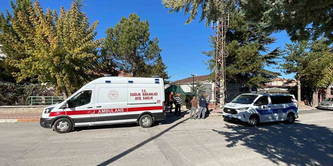Karaman’da Çatı Tamiri Yapan İşçi 3 Metreden Düştü