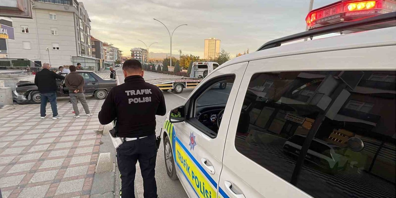Karaman’da Otomobil Beton Duvara Çarptı: 1 Yaralı