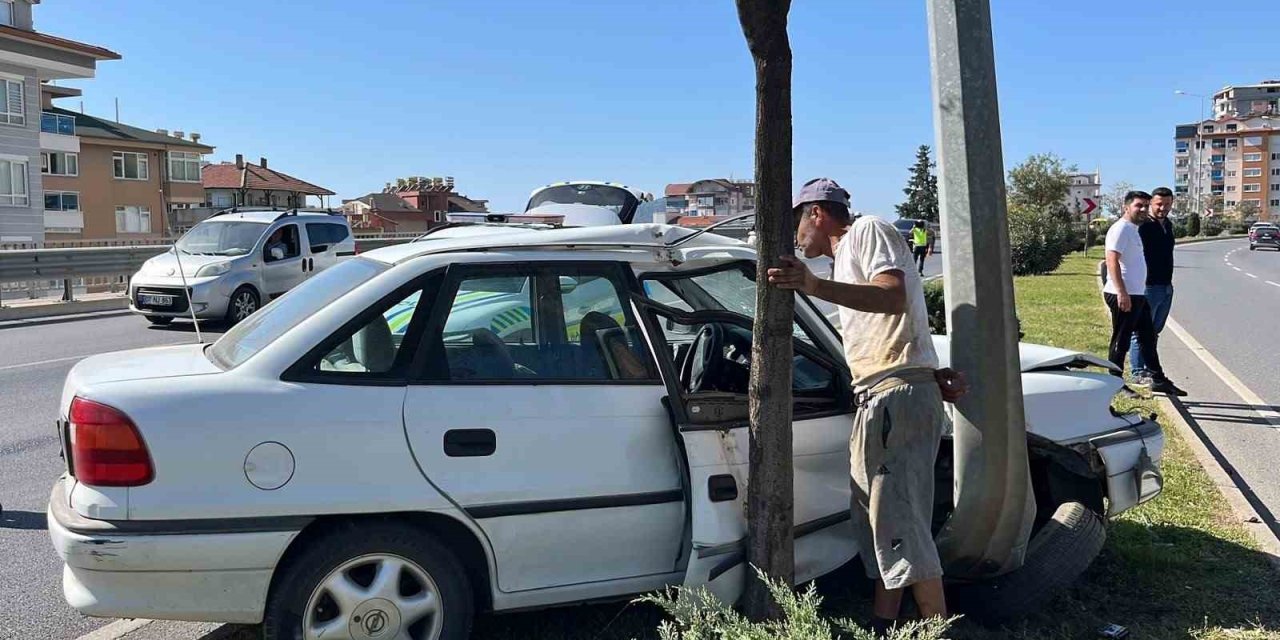 Aydınlatma Direğine Çarpan Otomobilin Sürücüsü Kaçtı: 1 Yaralı