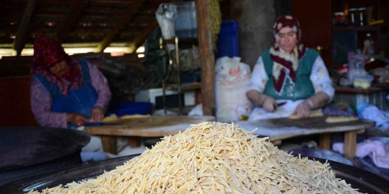 Antalya’da Kadınların Kış Mesaisi: 120 Yumurtayla 30 Kilo Erişte Hazırlıyorlar
