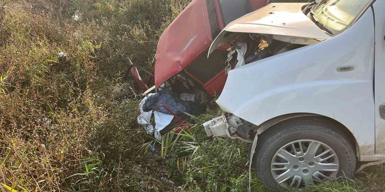 Tarsus’ta Otomobil İle Hafif Ticari Araç Çarpıştı: 1 Ölü
