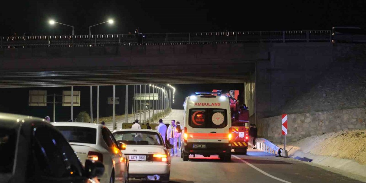 Köprüye Çıkarak İntihara Kalkışan Genci Jandarma Kurtardı