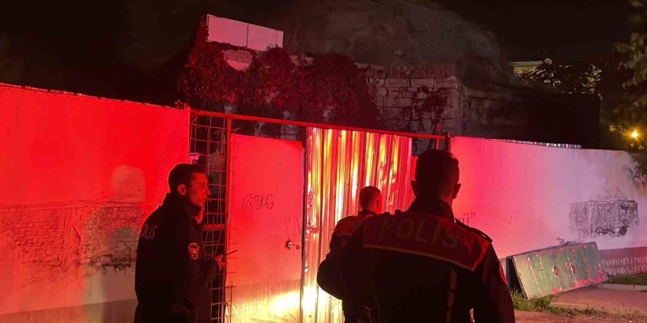 Karaman’da Tarihi Hamamın Bahçesinde Yangın