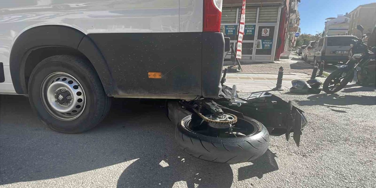 Motosikletin Minibüsün Altına Girdiği Kaza Kameraya Yansıdı