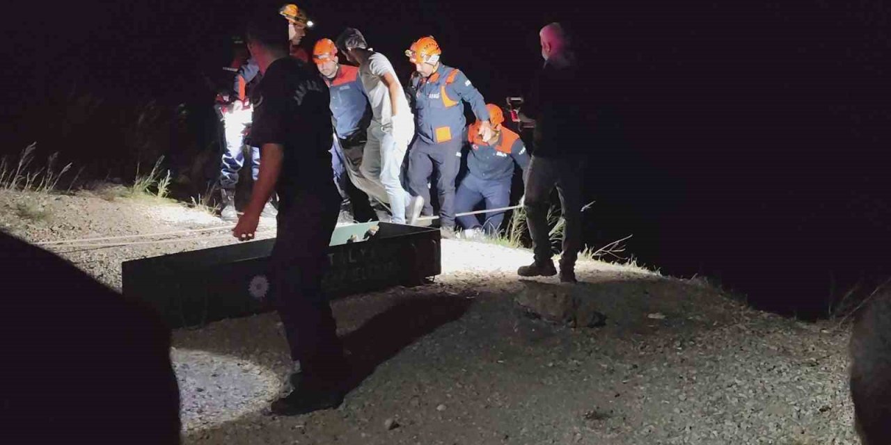 Kayıp Olarak Aranan Çiftin Otomobili Uçurumda Bulundu: 1 Ölü, 1 Yaralı