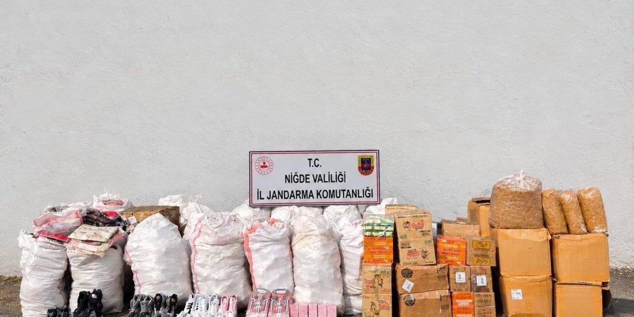 Niğde’de Kargo Aracından Kaçak Ürün Çıktı