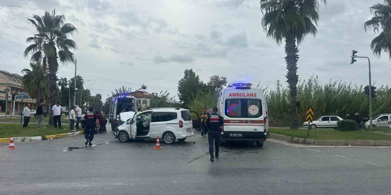 Manavgat’ta Trafik Kazası:3 Yaralı