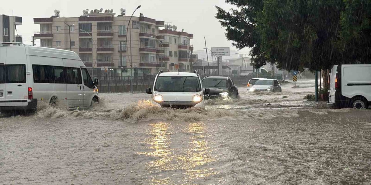 Tarsus’ta Sağanak Yağış Hayatı Olumsuz Etkiledi: Yollar Ve Site Bahçeleri Su Altında Kaldı