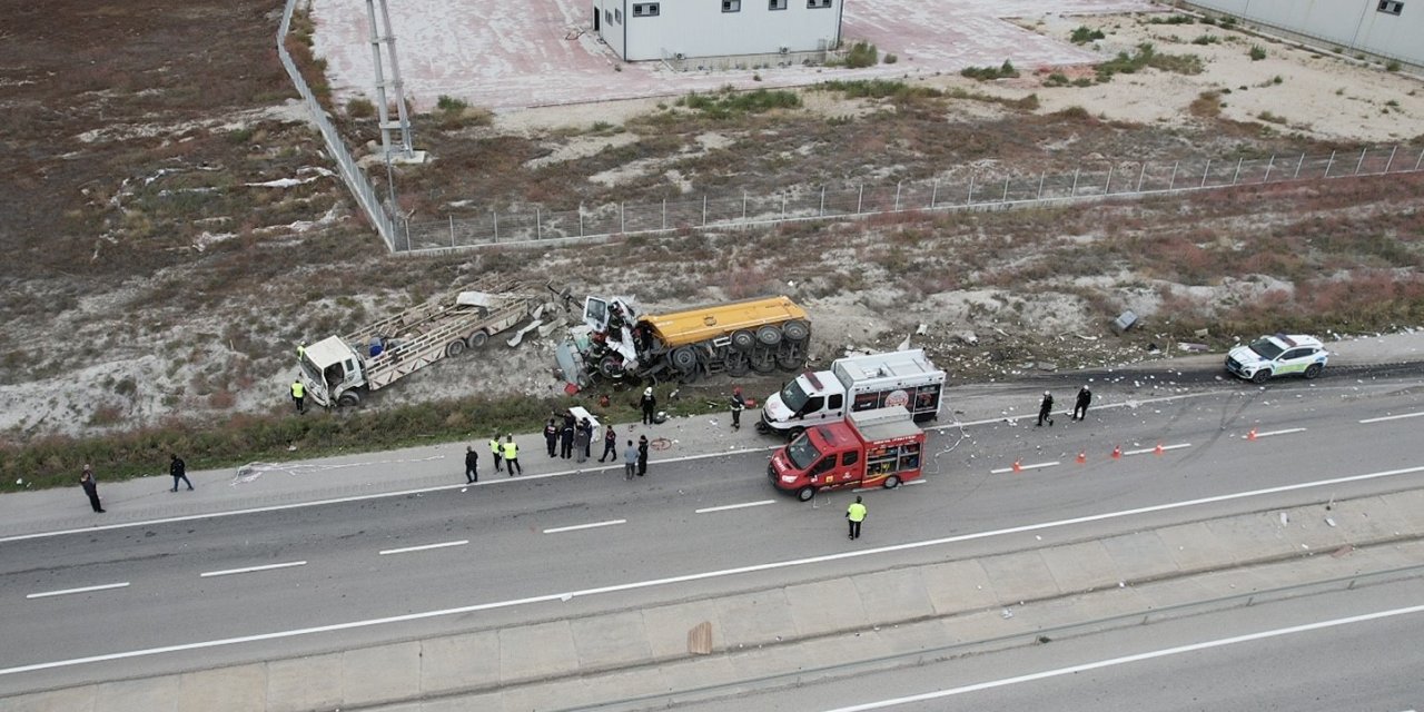 Tır, Demir Yüklü Kamyona Çarptı: 1 Ölü, 1 Yaralı