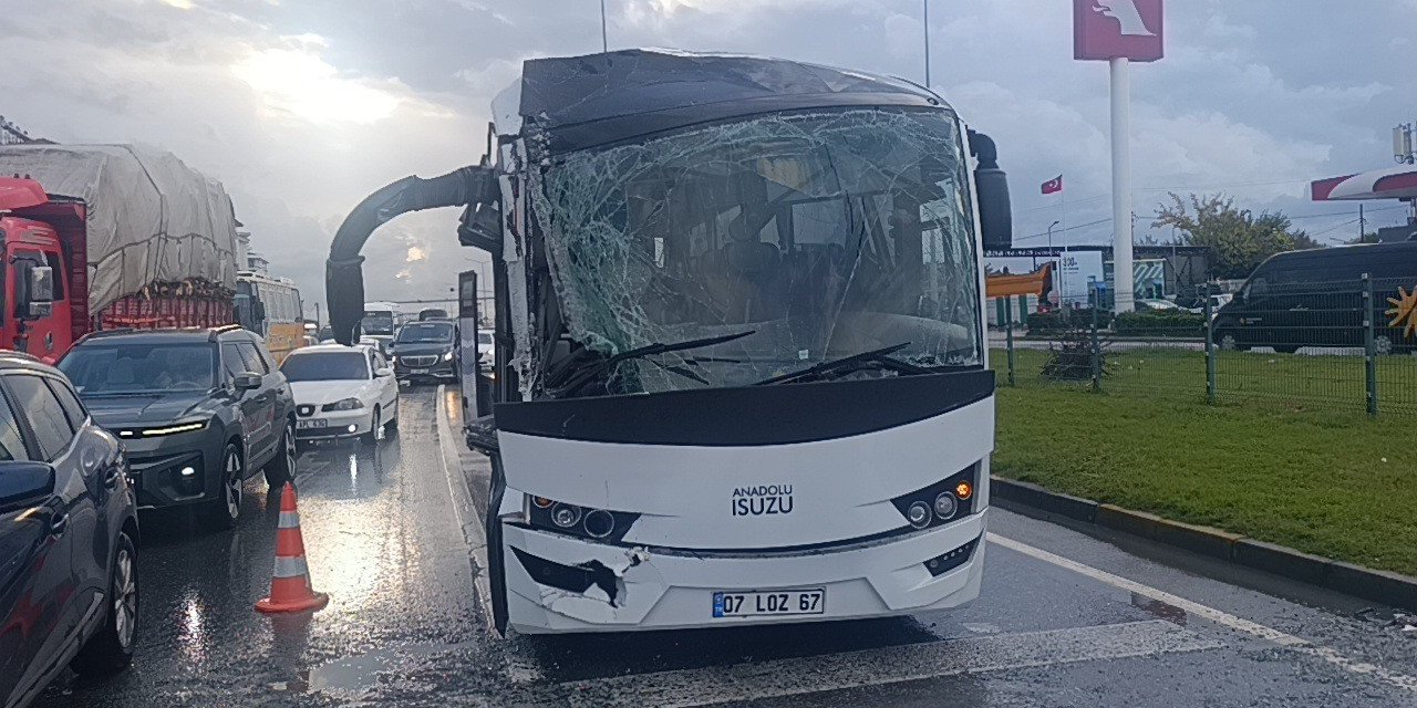 Antalya’da Otel Servisinin Karıştığı Zincirleme Kazada 4 Personel Yaralandı