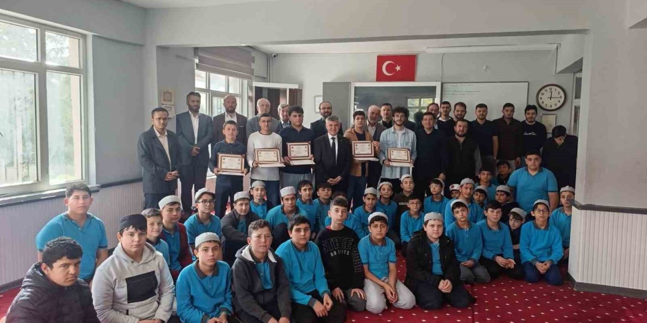 Korkuteli’nde Erkek Hafızların Belge Sevinci
