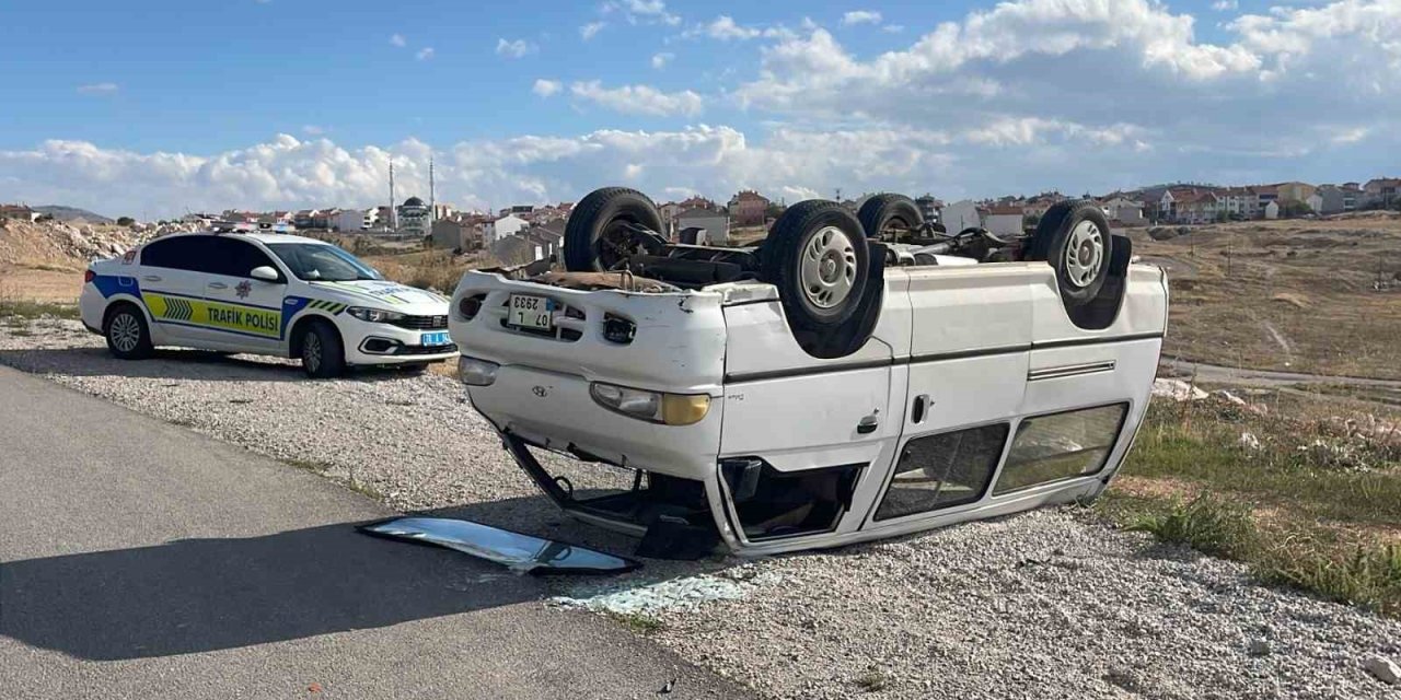 Karaman’da Otomobille Çarpışan Panelvan Devrildi: 2 Yaralı