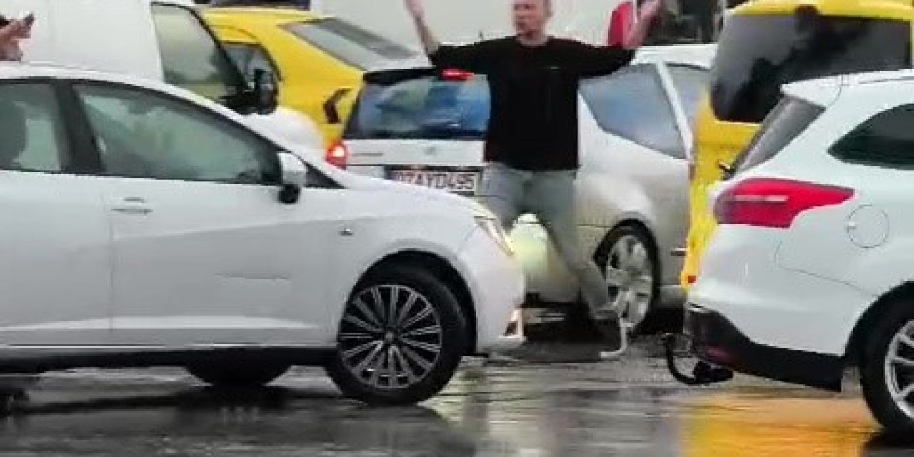 Trafik Kilitlendi, Sıkışan Trafiği Açmak İçin Vatandaşlar Devreye Girdi