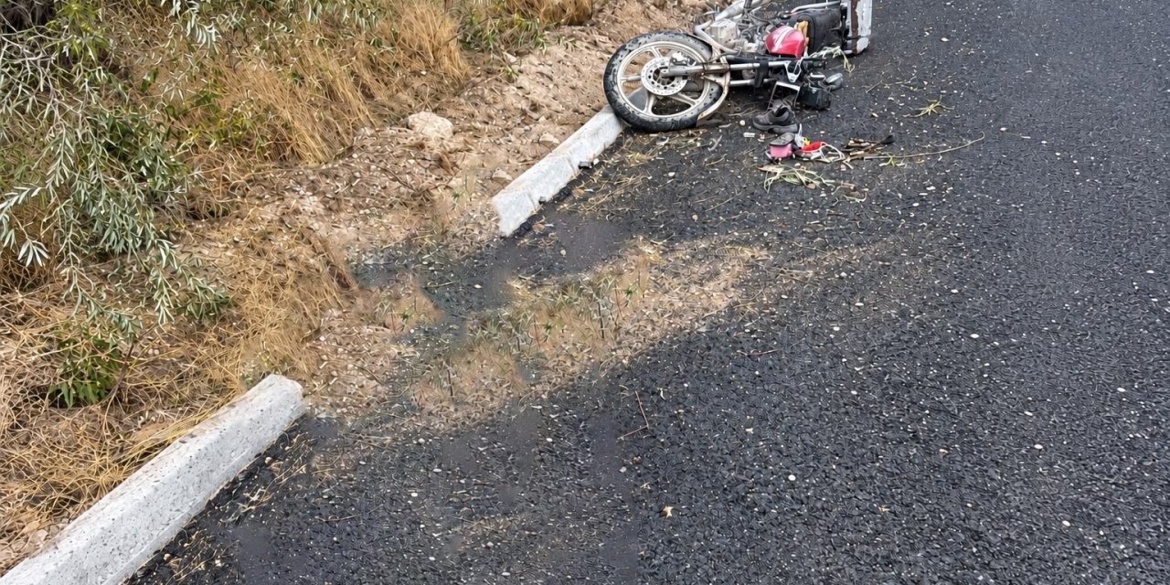 Motosikletin Şarampole Devrildiği Kaza Güvenlik Kamerasında: 1 Ağır Yaralı