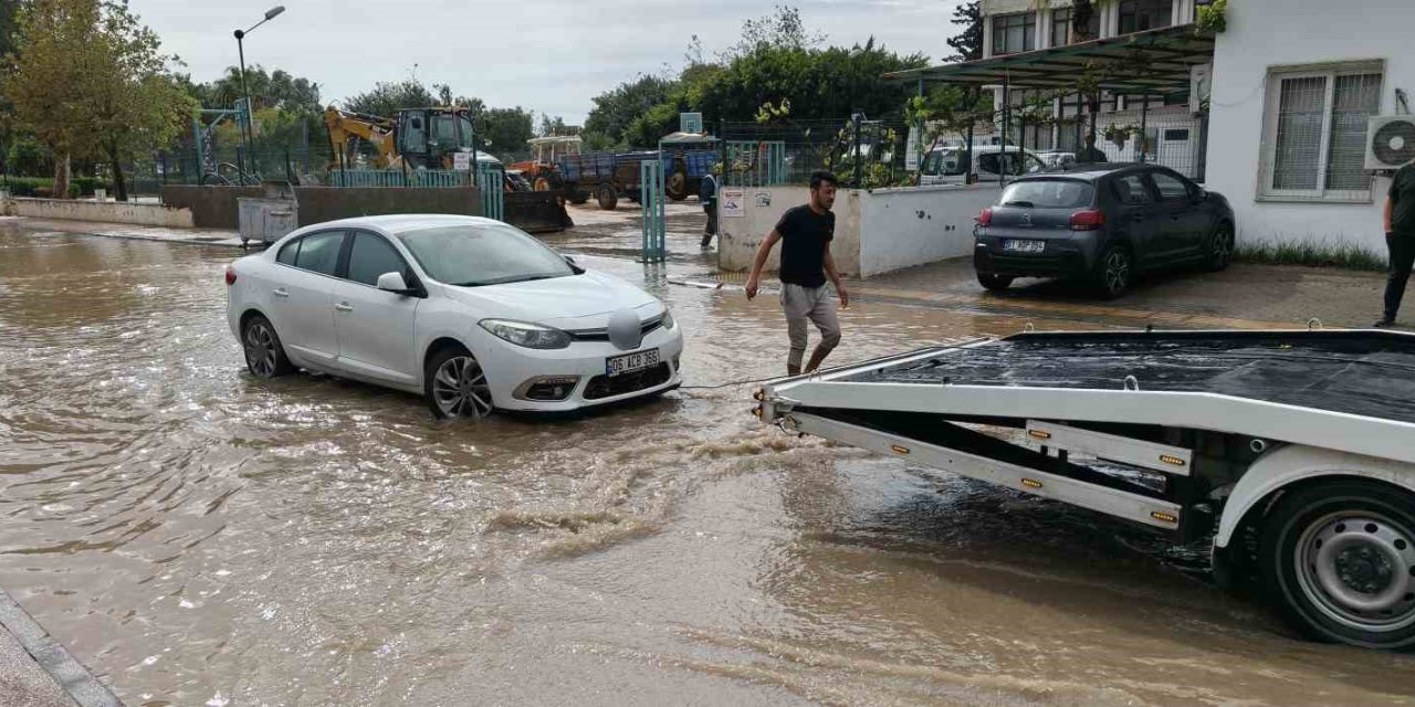 Mersin’de Şiddetli Yağış: İlçelerde Yollar Ve Tarım Alanları Su Altında Kaldı