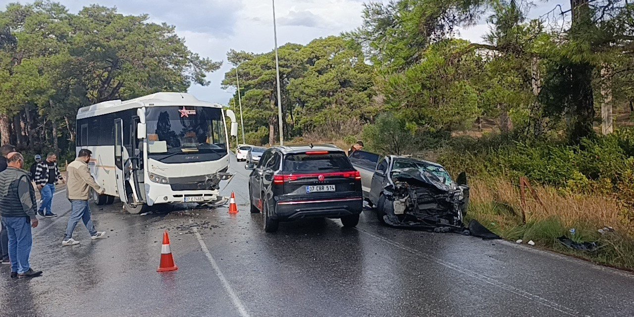 Otel Servis Midibüsü İle Otomobil Çarpıştı: 1 Yaralı