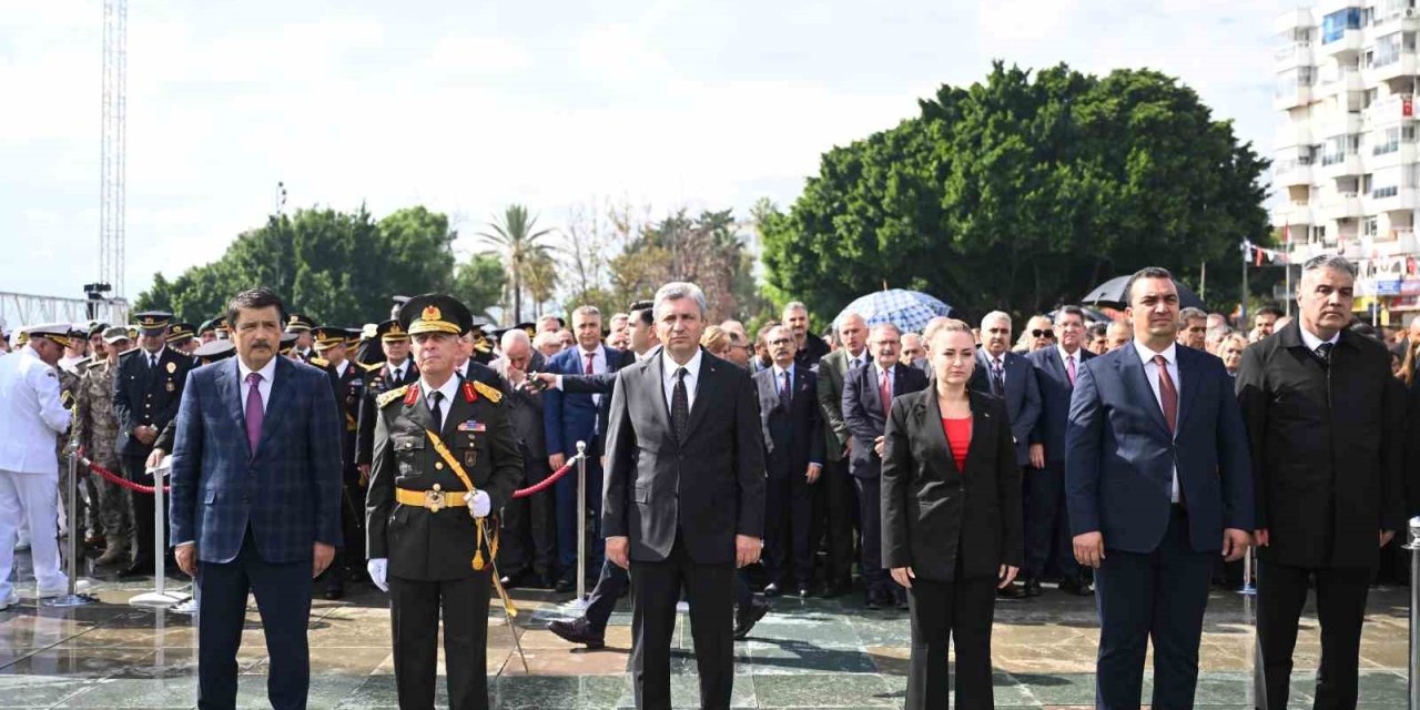 Antalya’da Cumhuriyet Bayramı Kutlamaları Çelenk Töreniyle Başladı