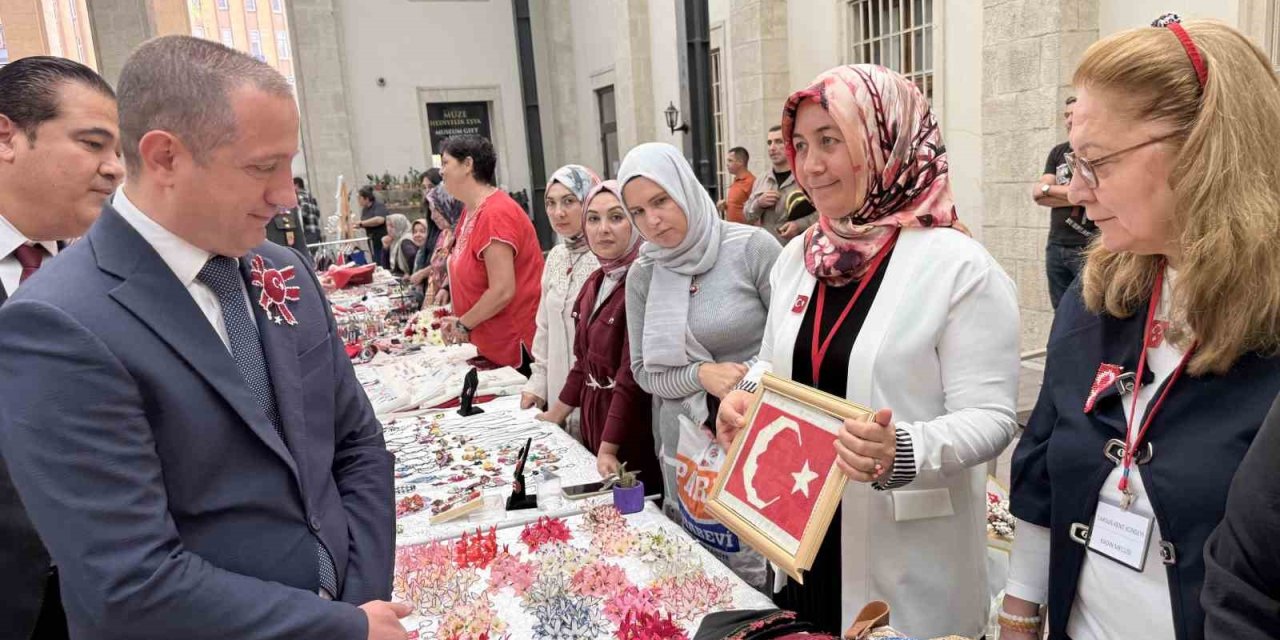 Cumhuriyet Coşkusu İlmek İlmek İşlendi