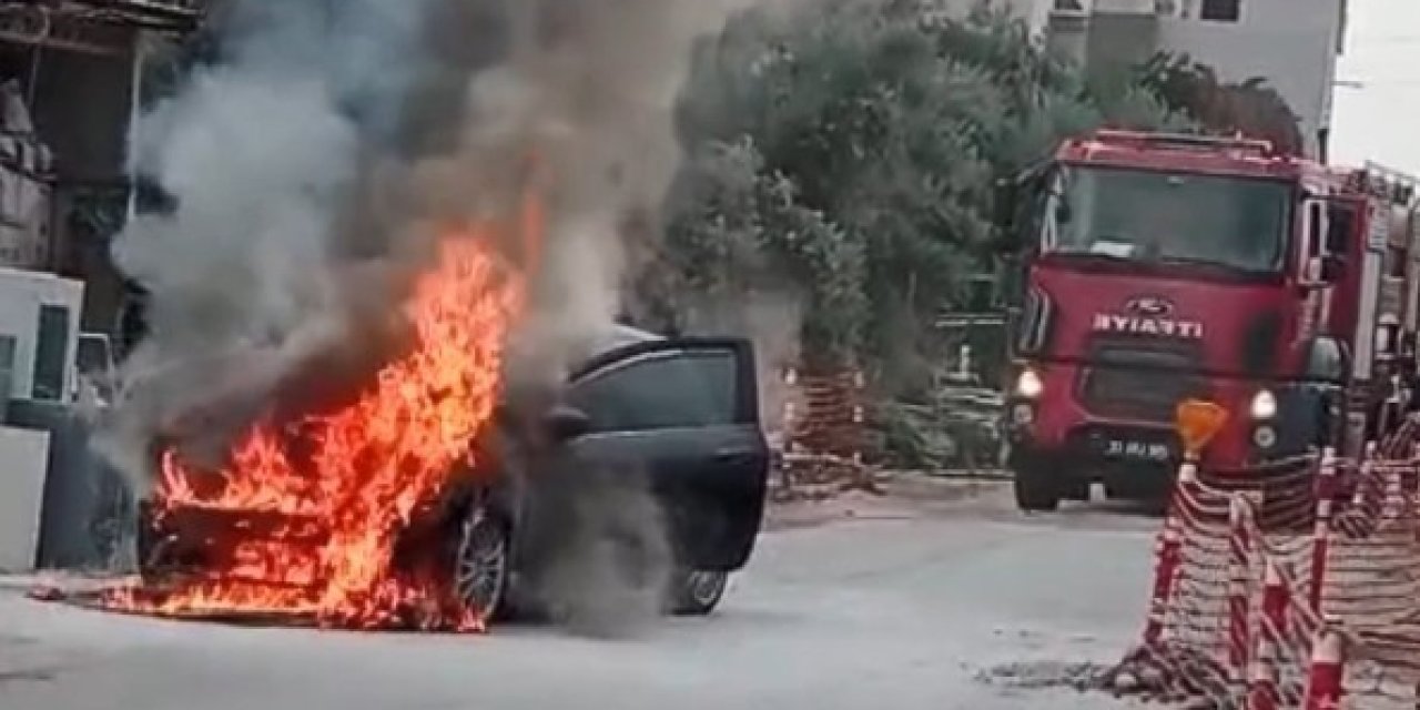 Park Halindeki Otomobil Alev Alev Yandı