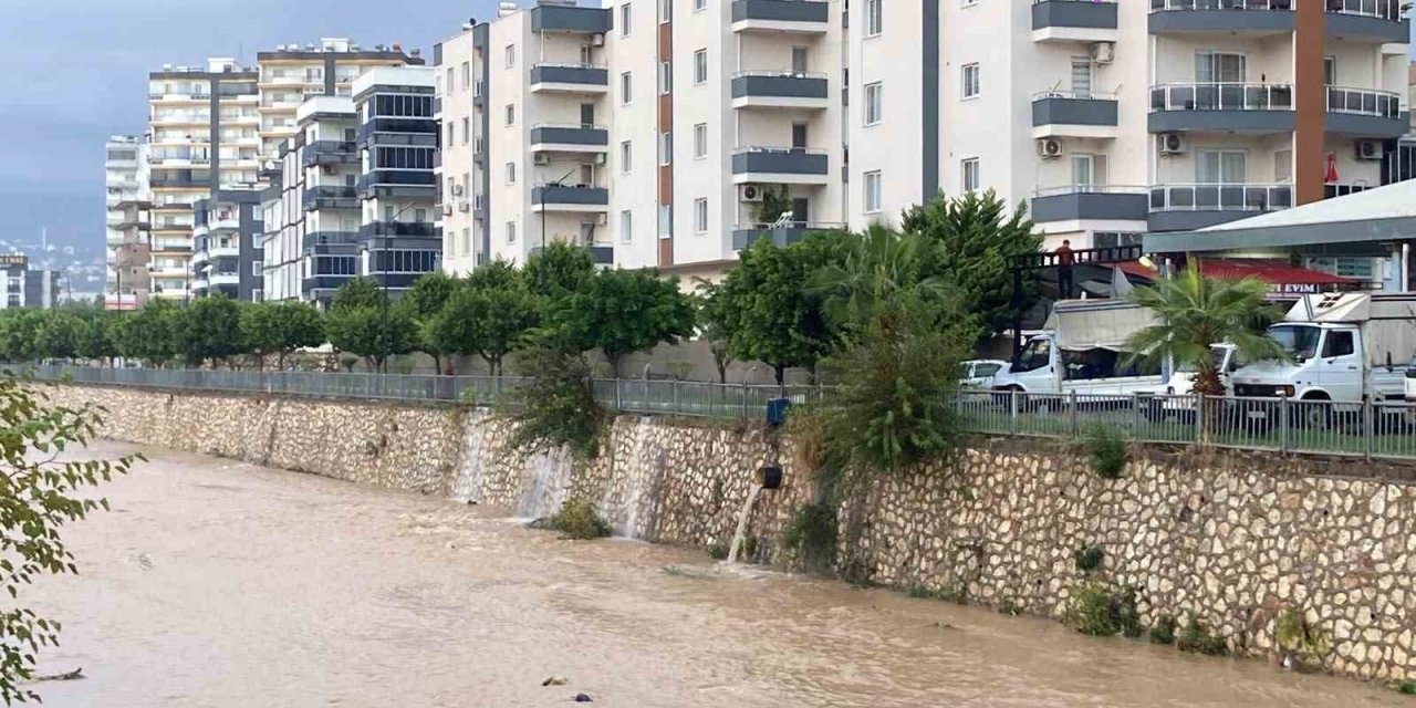 Mersin’de Şiddetli Yağış Etkisini Sürdürüyor