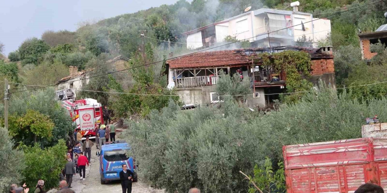 Benzin İle Ocakta Odun Yakmak İsterken Evi Yaktı