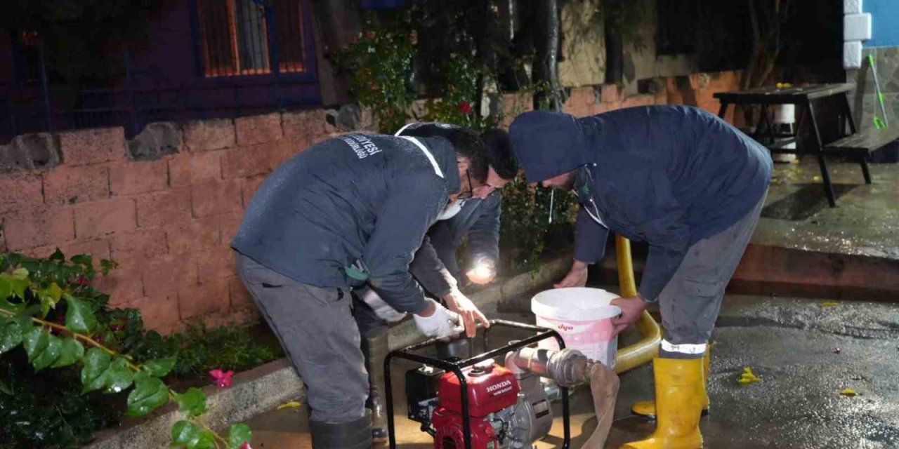 Kepez’de Yağışlara Karşı 7/24 Saha Nöbeti