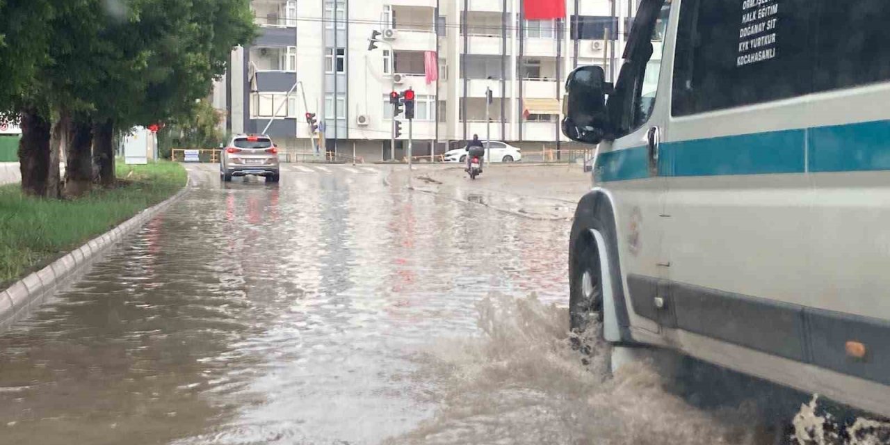Erdemli ‘de Şiddetli Yağış Yol Ve Bahçeleri Göle Çevirdi, Vatandaşları Mağdur Etti