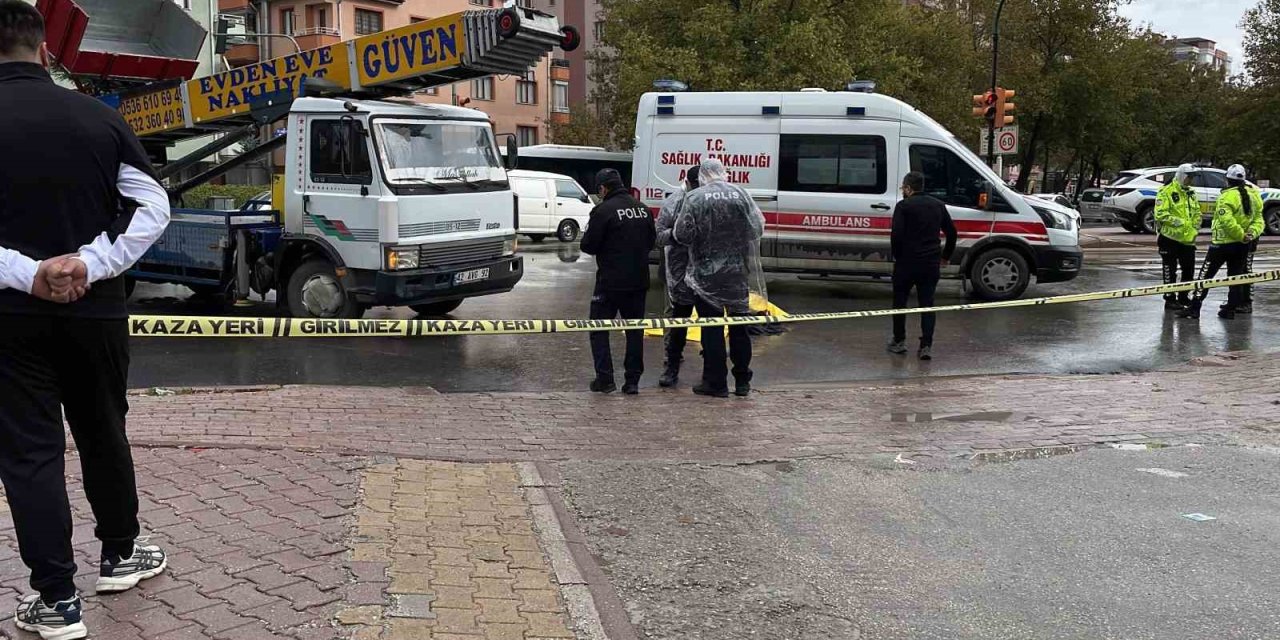 Kamyon Yaşlı Kadına Çarptı: 1 Ölü