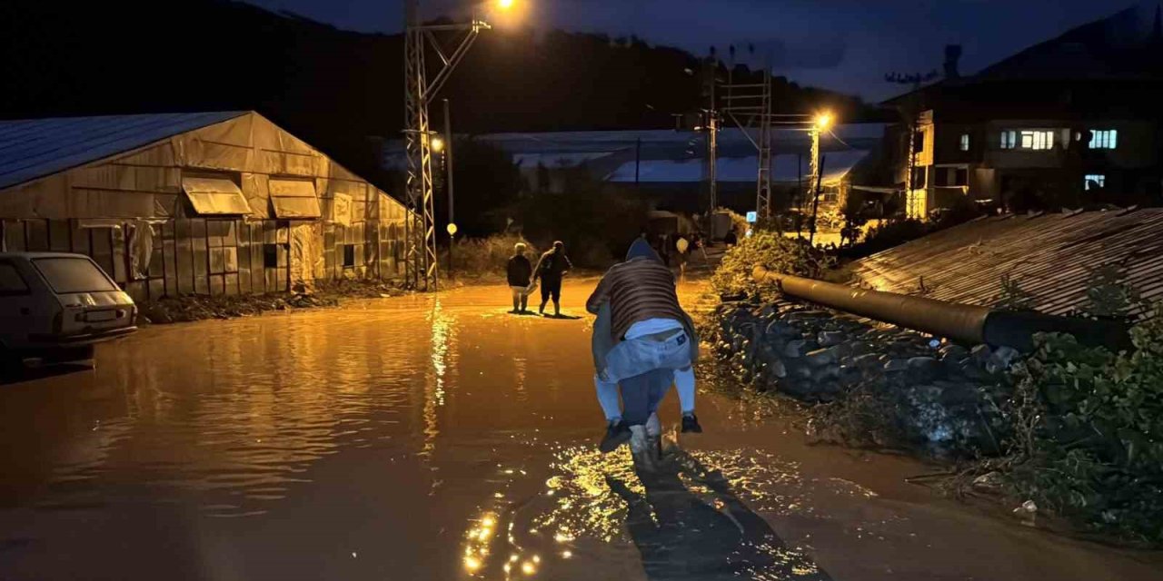 Mersin’de Sağanak Yağış Hayatı Olumsuz Etkiledi