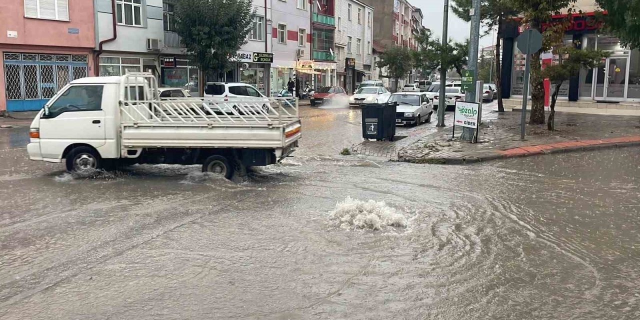 Karaman’da Sağanak Yağış Yolları Göle Çevirdi