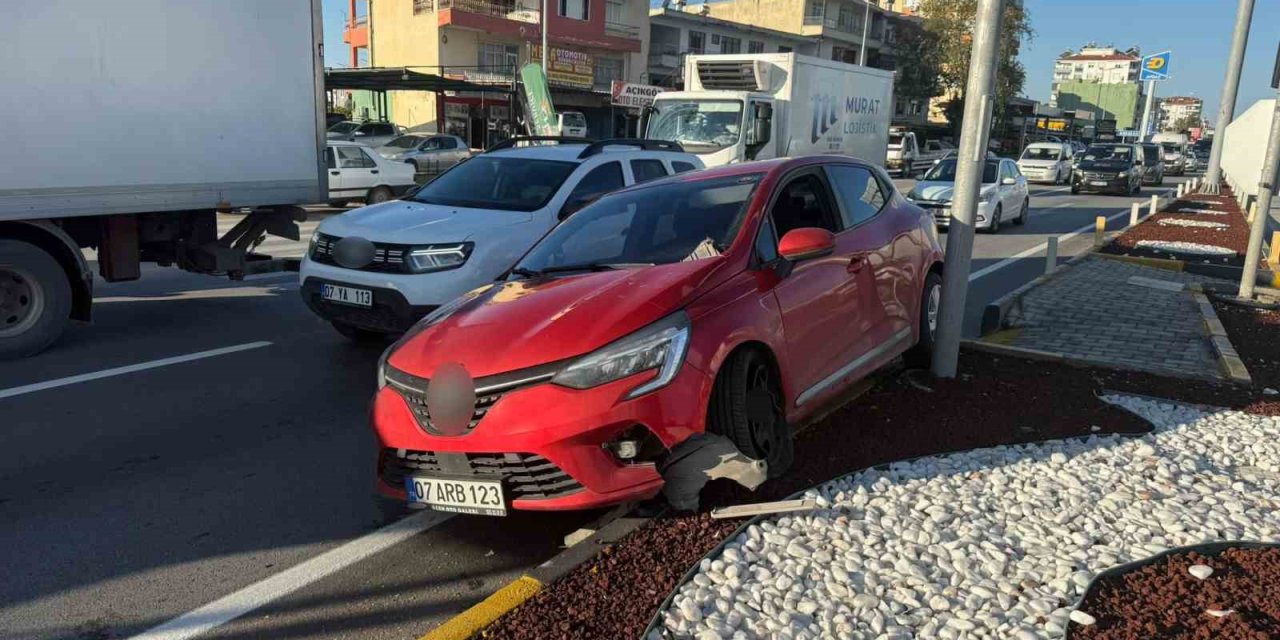 Serik’te İki Otomobil Çarpıştı: 1 Yaralı