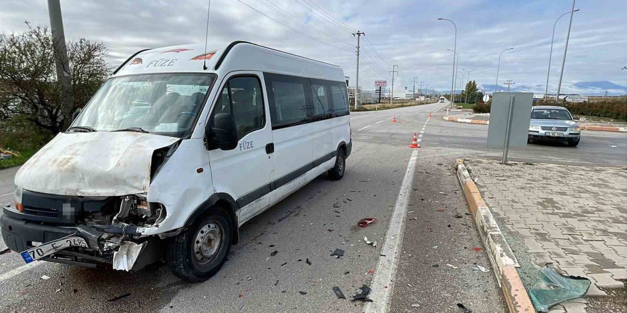 Karaman’da Minibüsle Otomobil Çarpıştı: 1 Yaralı