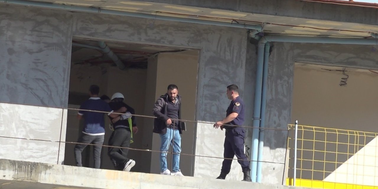 Alanya’da İnşaatın Balkonuna Çıkan İşçiyi Arkadaşı İkna Etti