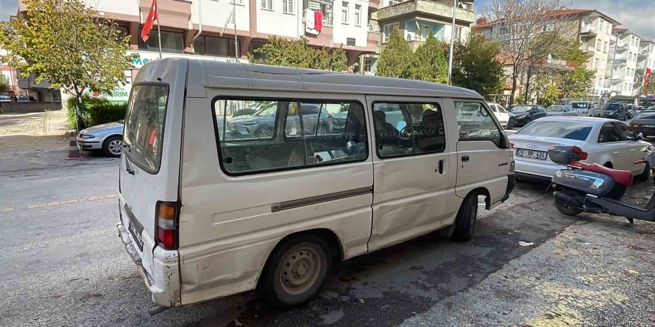 Karaman’da Yaya Geçidinde Panelvan Aracın Çarptığı Kadın Yaralandı