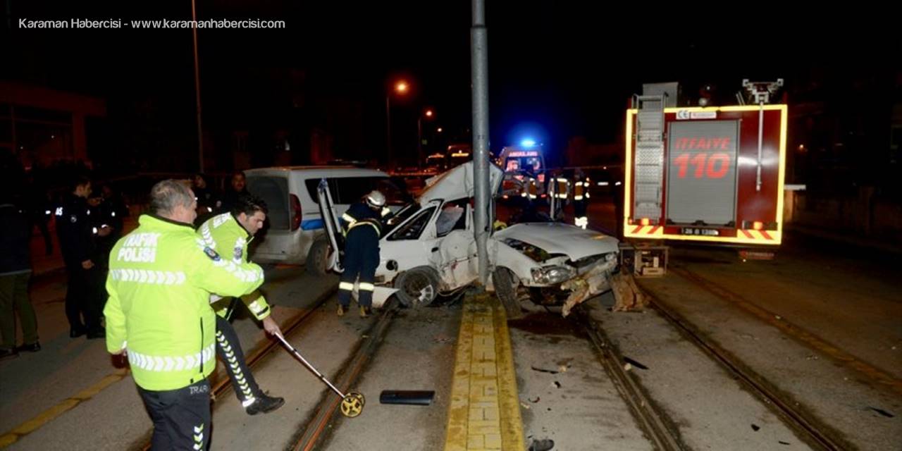 Eskişehir'de Direğe Çarpan Araç Adeta İkiye Ayrıldı