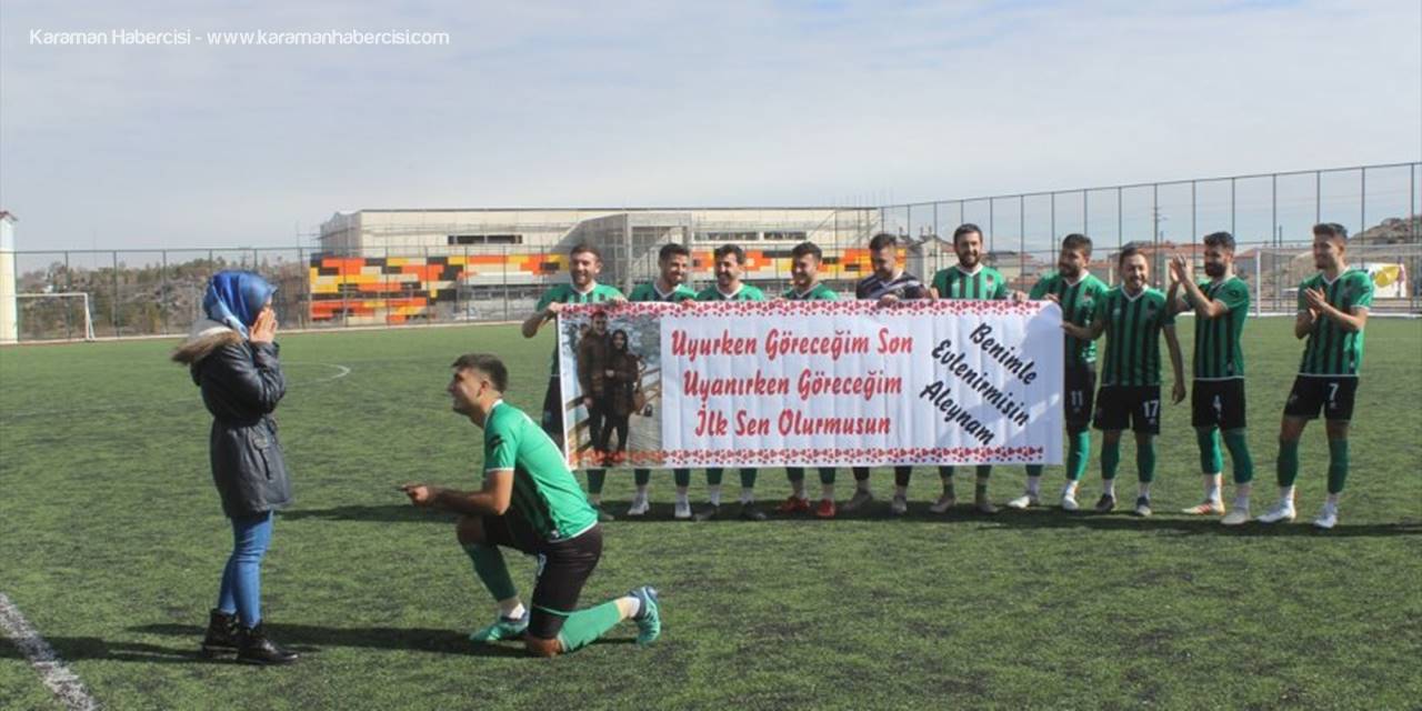 Konya'da Yeşil Sahada Evlenme Teklifi