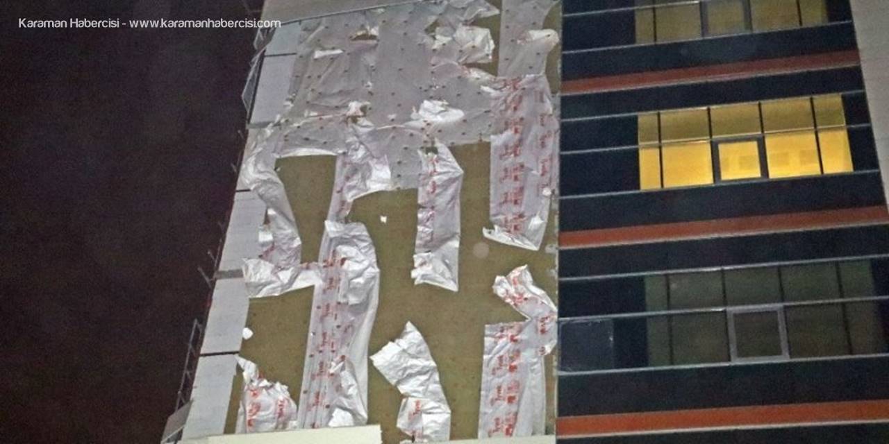 Antalya’da Fırtına Hastanenin Dış Cephe Kaplamasını Söktü