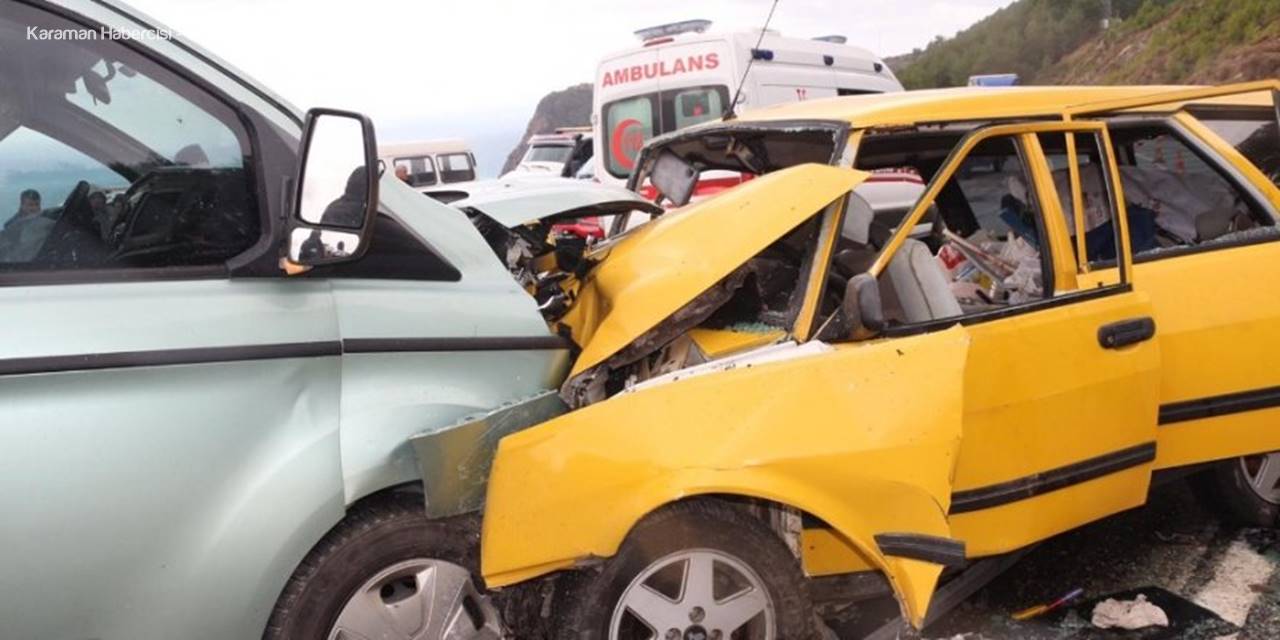 Kaygan Yolda Kafa Kafaya Çarpıştılar: 5 Yaralı