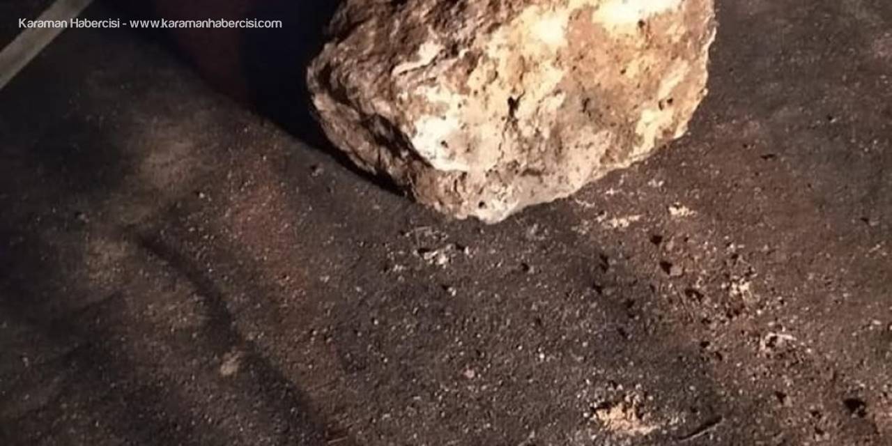 Karaman’da Dağdan Kopan Kaya Parçası Yola Düştü