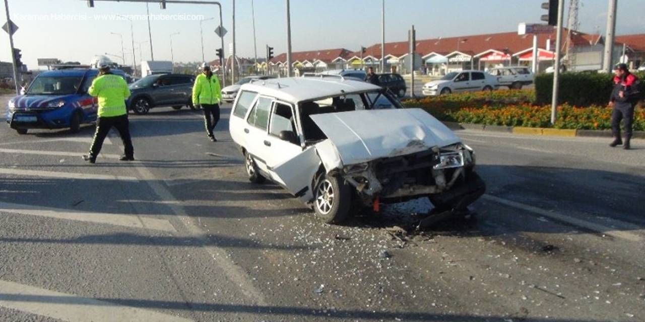 Otomobil Işıkta Bekleyen Araca Arkadan Çarptı: 4 Yaralı
