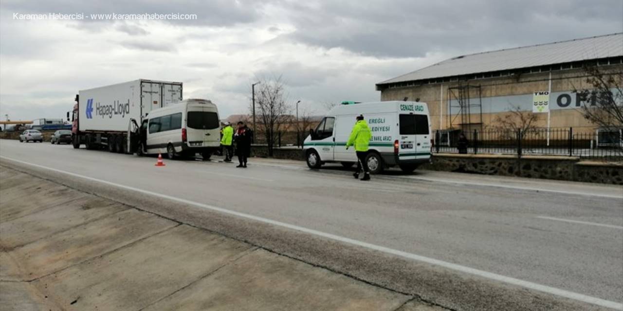 Konya'da Minibüsün Tıra Çarpması Sonucu 1 Kişi Öldü, 3 Kişi Yaralandı