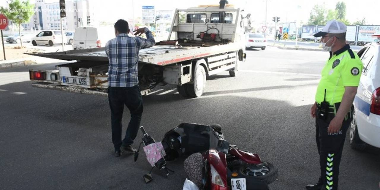 Hafif Ticari Araç Elektrikli Motosiklet Çarpıştı: 1 Yaralı