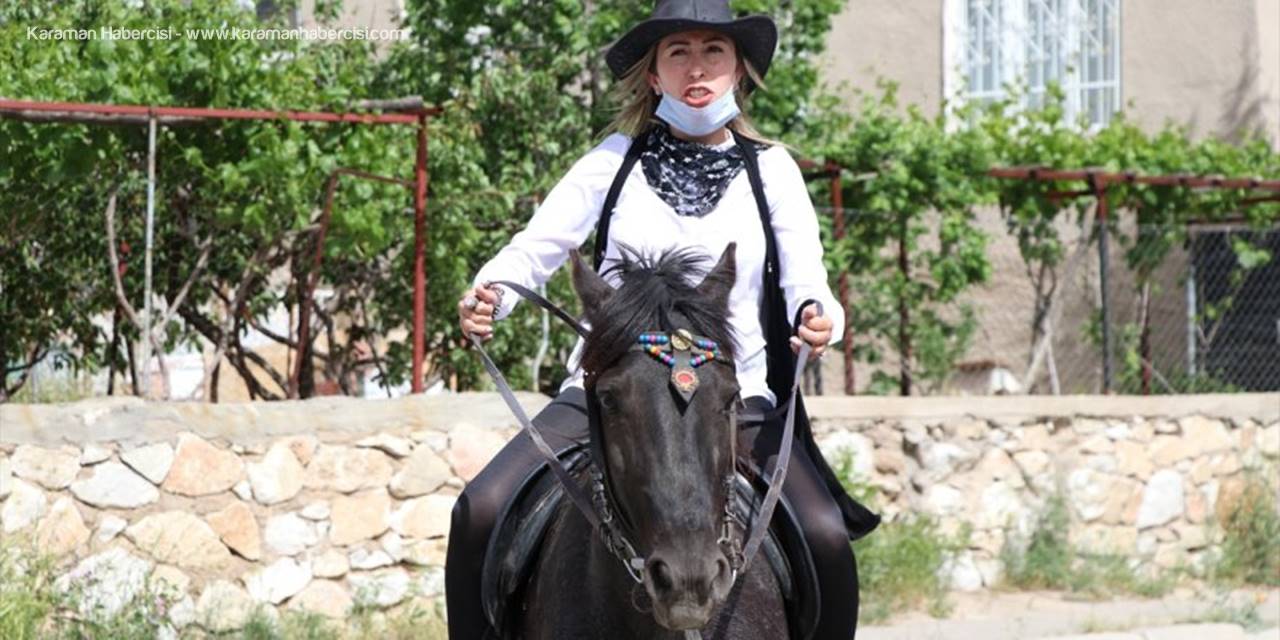 At Sırtında Görenleri Hayran Bırakıyor