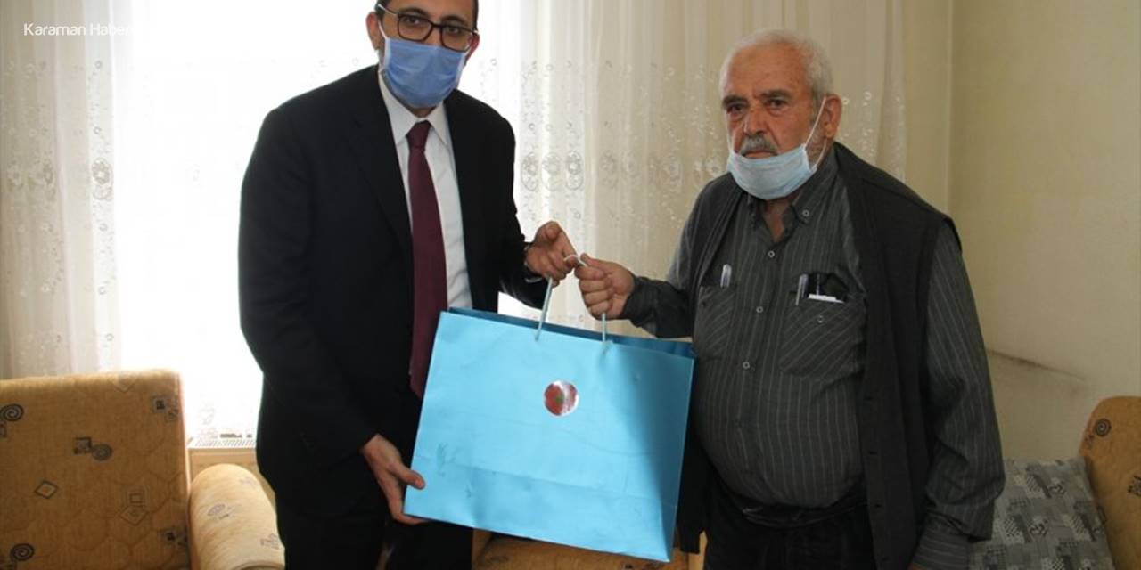 Konya'da Cuma Namazına Duvar Arkasından Uyan Vatandaşa Özel Hediye