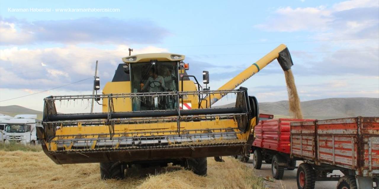 Yunak'ta Sezonun İlk Arpa Hasadı Yapıldı