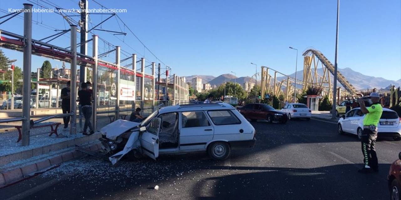 Kazada Savrulan Araç Durağa Daldı