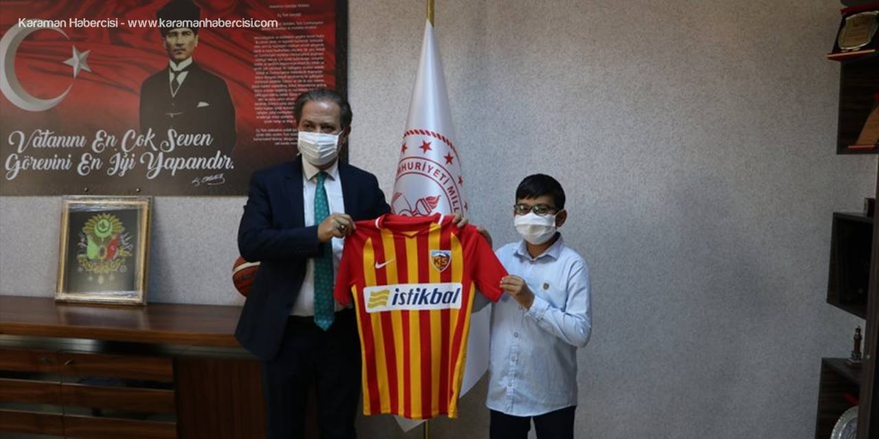 Kayseri'de 30 Ağustos'ta Tek Başına Şehitliği Ziyaret Eden Ahmet'e Hediye Forma